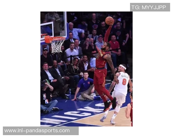 41岁詹姆斯依然风采依旧大回环合球双手灌篮展现无限活力